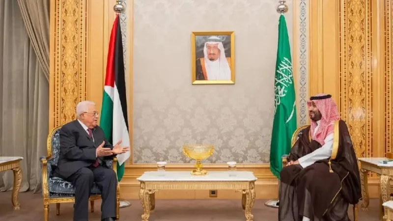 ولي العهد والرئيس الفلسطيني يبحثان حالة التصعيد العسكري في غزة ومحيطها
