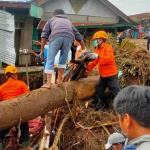 حصيلة جديدة لضحايا الفيضانات وتدفق الحمم البركانية بإندونيسيا