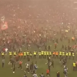 مشهد مرعب.. جمهور باير ليفركوزن يغزو الملعب بعد التتويج بالدوري الألماني| شاهد