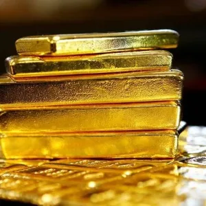 الذهب يتراجع متأثرا بقوة الدولار وترقب المستثمرين للتضخم الأمريكي