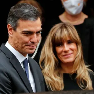 بسبب زوجته... رئيس وزراء إسبانيا «يفكّر» في الاستقالة