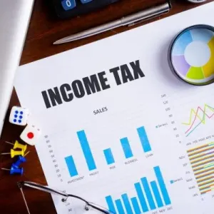 خبراء لـ"الرؤية": ضريبة الدخل للأفراد تستلزم تحقيق "العدالة الضريبية" أولًا وتحسين كفاءة الخدمات