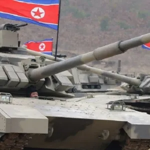 الزعيم الكوري الشمالي يكشف النقاب عن دبابة جديدة ويقودها بنفسه
