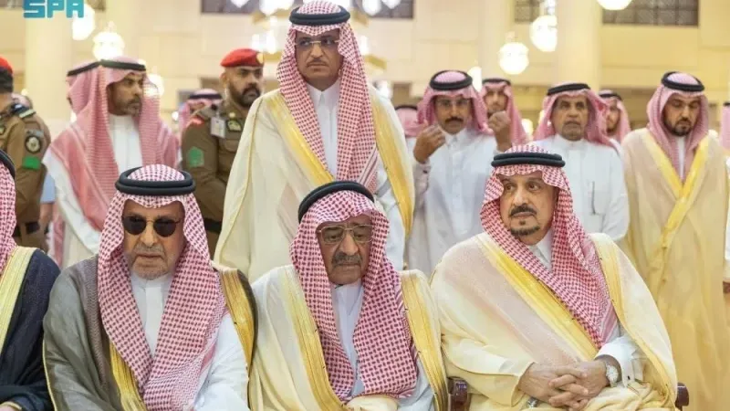 بالصور والفيديو: أمير الرياض يؤدي صلاة الميت على الأمير" ‎بدر بن عبدالمحسن "في جامع الإمام تركي