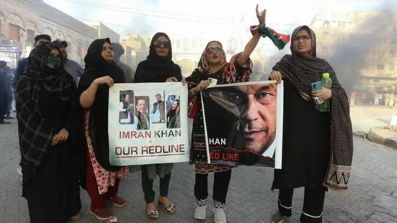 بعد عام من اعتقال عمران خان، هل استطاع مؤيدوه تجاوز ما حدث؟