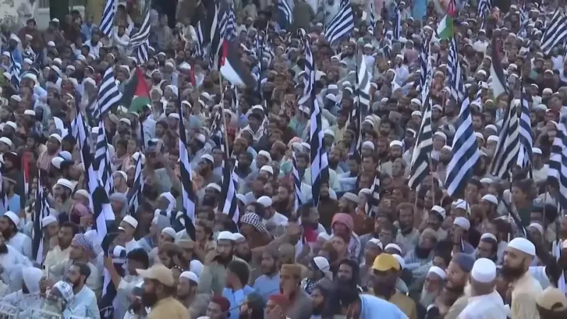 شاهد: مظاهرة وسط العاصمة الباكستانية كراتشي للمطالبة بوقف الحرب على غزة