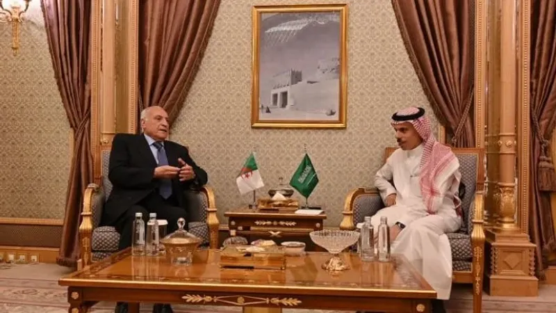 عطاف يجري محادثات ثنائية مع نظيره السعودي