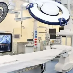 تدشين عدد من الأجهزة الطبية الحديثة بمستشفى صور المرجعي