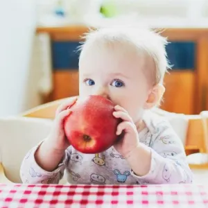 التفاح للأطفال الرضع- ما العمر المناسب لتناوله؟
