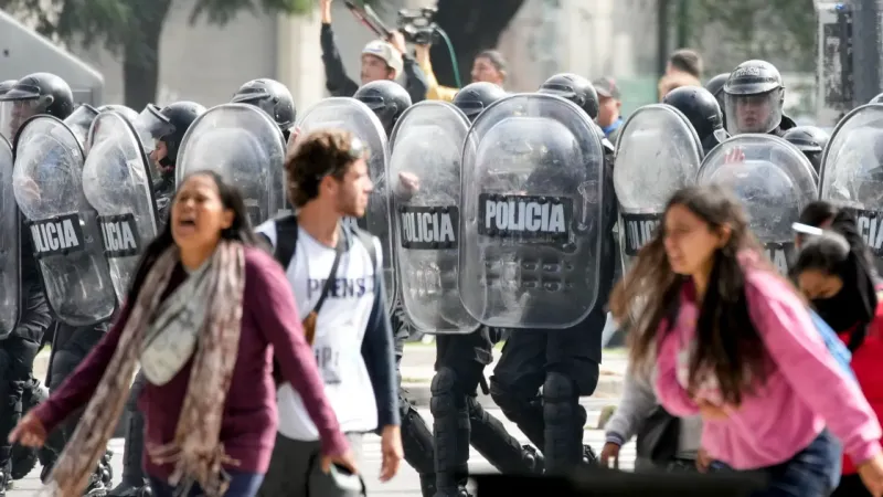 فيديو. مظاهرات وصدامات في بوينس آيرس ضد إجراءات التقشف الحكومية