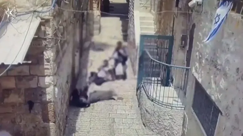 شاهد: سائح تركي ينفذ عملية طعن في القدس انتهت بقتله وإصابة شرطي إسرائيلي