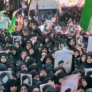 فيديو: خامنئي وهنية يتقدمون الحضور في جنازة الرئيس الإيراني الراحل