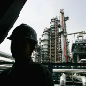 أعمال تكرير النفط تتباطأ في الصين بعد عقود من النمو