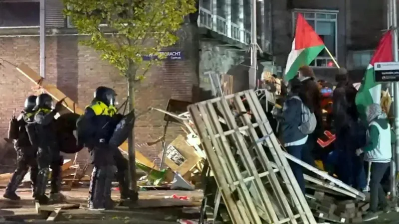 الشرطة الهولندية تعتقل عشرات الطلاب الداعمين لفلسطين أثناء مداهمتها جامعة أمستردام https://arabic.euronews.com/2024/05/08/dutch-police-arrest-dozens-s...