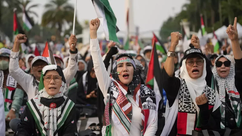 فيديو. 
            
    			مظاهرات في عدة عواصم ومدن في العالم دعمًا لغزة ودعوات في تل أبيب لعقد صفقة تبادل جديدة