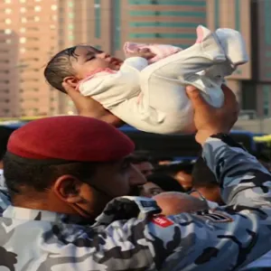صورة مؤثرة لرجل أمن يحمل طفلا وسط الزحام في الحرم المكي