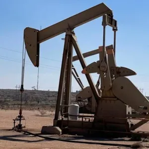أسعار النفط تقفز 3 بالمئة وسط تقارير عن ضربات إسرائيلية على إيران