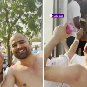 شاهد.. حجاج مصريون يتسابقون للحصول على آيسكريم مجاني في عرفات