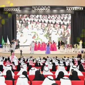 وسط حضور لافت... الأمير محمد بن عبدالعزيز يكرم الطلبة المتفوقين بتعليم جازان