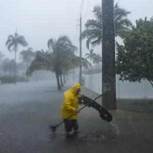 فيديو. الفيضانات تضرب أمريكا.. إعلان حالة الطوارئ في فلوريدا والمياه تُغرق البيوت والمركبات