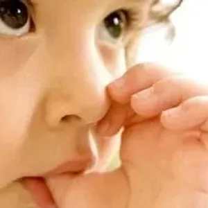 4 طرق لمنع طفلك من وضع إصبعه في فمه.. بلاش توبخيه