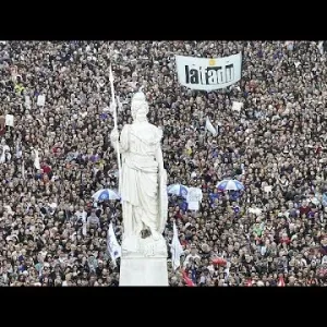 فيديو: مظاهرات غاضبة في الأرجنتين ضد سياسات الرئيس التقشفية ودفاعًا عن مجانية التعليم …