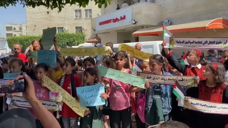 فيديو. نزوح جديد في رفح وأطفال يتظاهرون للمطالبة بحقهم في التعليم