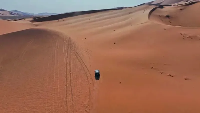 في السعودية.. مغامر يستكشف التضاريس الأكثر تعقيدًا في صحراء الربع الخالي