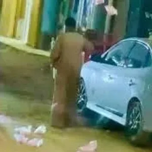 بالفيديو| مصر.. بائع متجول يثير تعاطفاً بعد تخلصه من بضاعته