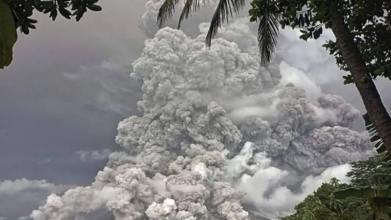 ثوران بركان جبل روانغ بإندونيسيا يجبر الآلاف على الإجلاء (صور)