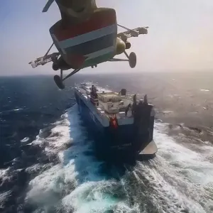 تضرر سفينة في البحر الأحمر بعد استهدافها بصواريخ