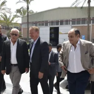 وزير التجارة يتفقد مصنعا لإنتاج الدهانات في بورسعيد