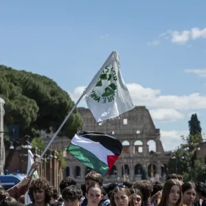 مظاهرة شبابية من أجل المناخ في روما تدعو لوقف إطلاق النار في غزة