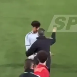 غضب واسع من مدرب منتخب الجزائر بسبب صفع لاعبيه (فيديو)