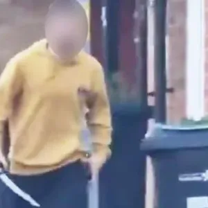 بالفيديو| شاب يحمل سيفاً يثير الفزع في لندن.. وسكان يروون لحظات الرعب