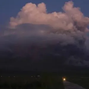 إندونيسيا تحذر من تسونامي بعد ثوران بركان روانج