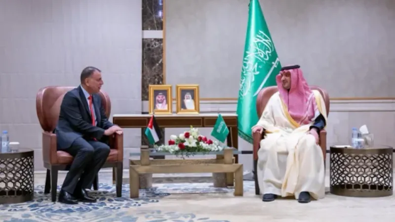 عبدالعزيز بن سعود يلتقي وزير الداخلية الأردني