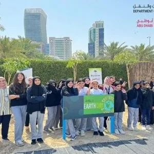 "أرضنا الخضراء" بلدية أبوظبي تزرع عشرات الأشجار على كورنيش أبوظبي
