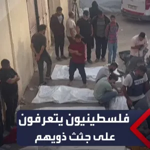 فلسطينيون يبكون على جثث ذويهم خارج مستشفى الأقصى في دير البلح بعد غارات إسرائيلية ليلية على وسط قطاع #غزة #العربية