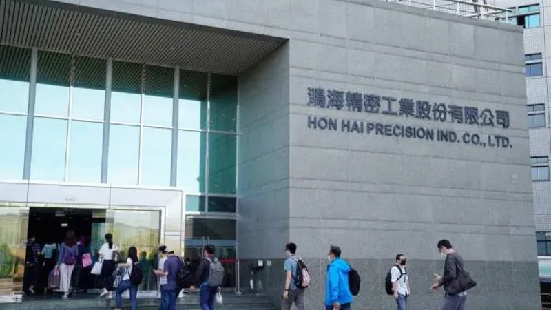 15.8 مليار دولار مبيعات «هون هاي» مصنعة «آيفون» في إبريل بنمو 19%
