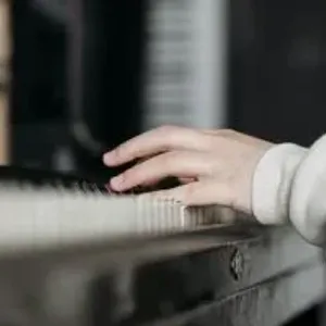 خطوات بسيطة لتعليم طفلك العزف على البيانو.. طلعى الفنان اللى جواه