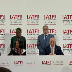 الوزير الأول يشرف على مراسم توقيع اتفاقية احتضان الجزائر لمعرض التجارة البينية الافريقية المقرر عقده في 2025