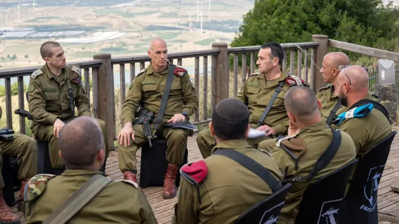 شاهد: جندي إسرائيلي ملثم يدعو إلى التمرد على وزير الدفاع ورئيس الأركان ويؤكد نتنياهو القائد الوحيد