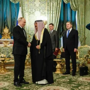 ملك البحرين يلتقي بوتين ويأمل دعم روسيا مؤتمراً للسلام