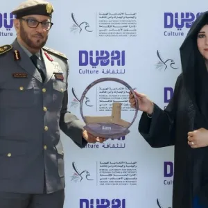 بالصور.. لطيفة بنت محمد تكرم مدير الإدارة العامة للإقامة وشؤون الأجانب في دبي