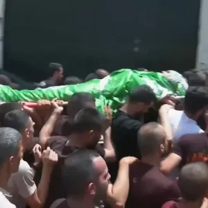 شاهد: فلسطينيون يشيعون المدرّس علام جرادات الذي قُتل برصاص إسرائيلي في جنين