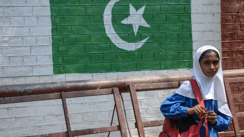 باكستان تدفع تعويضات مالية لعائلات 5 صينيين قتلوا في تفجير انتحاري