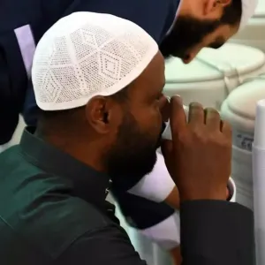 ماء زمزم المبارك يطفئ عطش ضيوف الرحمن زوار المسجد النبوي