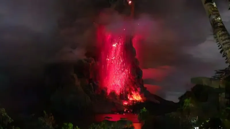 لقطات مذهلة: البرق والرماد البركاني يتعانقان في سماء إندونيسيا.. وتحذير من "تسونامي"