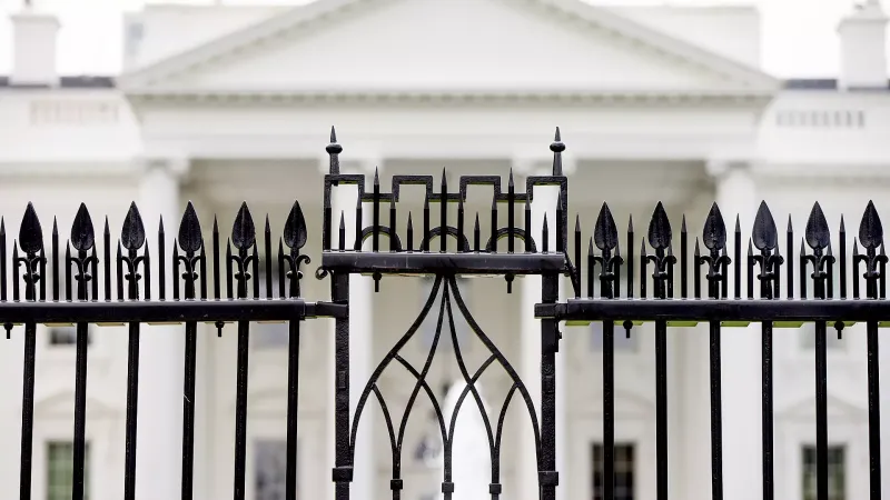 فيديو: مصرع رجل في حادث غريب عند بوابة البيت الأبيض فما القصة؟